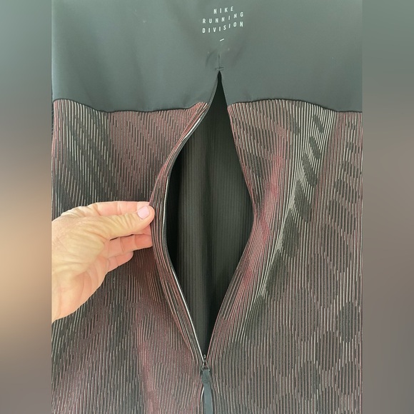 Nike Run Division Womens Mid Layer Long Sleeve Top Black/Red CU6168-010 Size S - Picture 7 of 7